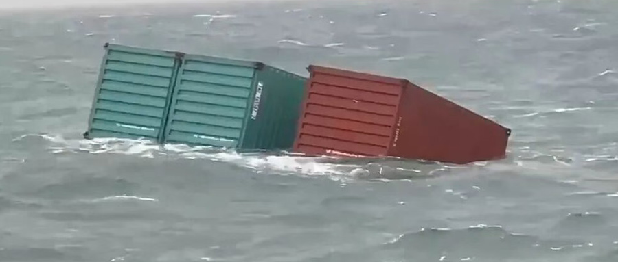 香港籍货轮遇险，27个集装箱坠海！